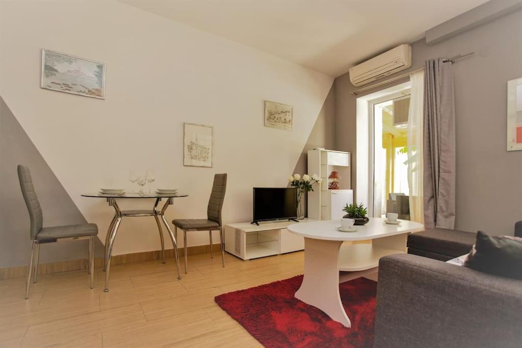 Apartman Den,Rovinj Oaza U Centru Grada I Besplatnim Parkingom Exterior foto